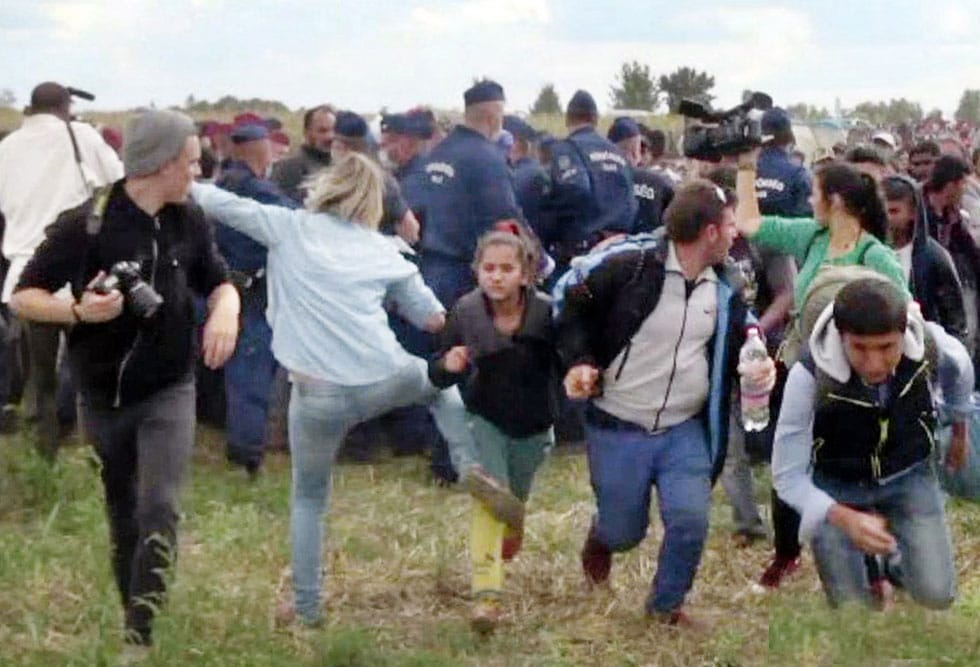 Imputan a la periodista húngara que golpeó a refugiados