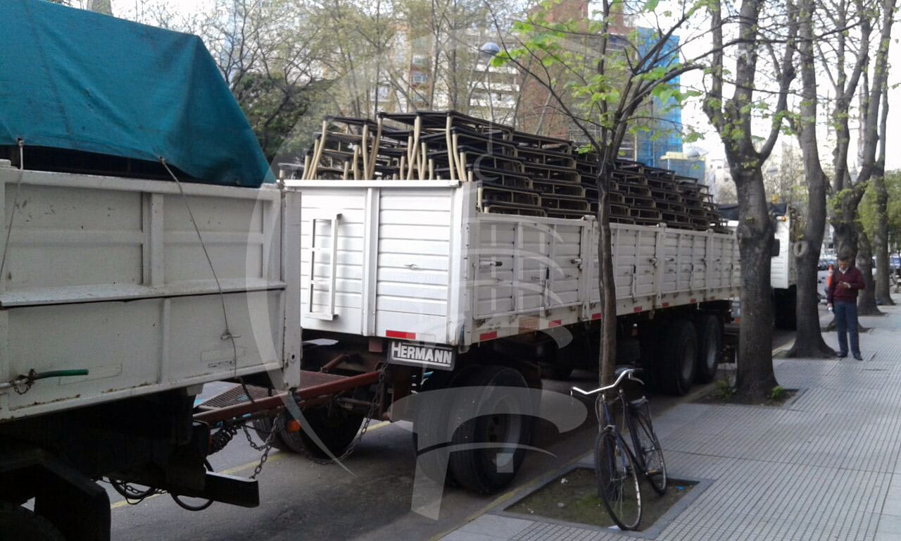 Llegan 3 camiones más con mobiliario escolar a la Municipalidad     