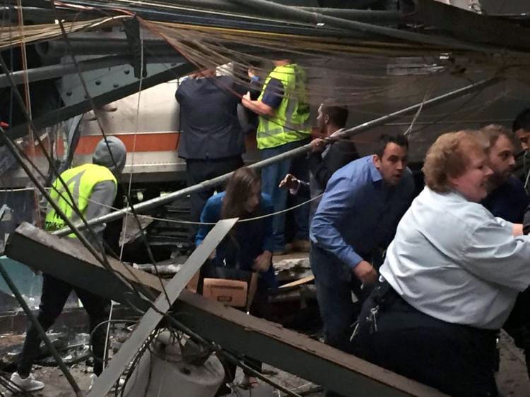 EEUU: tres muertos y 200 heridos tras chocar un tren