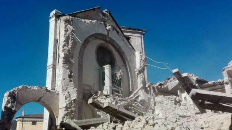 Decenas de heridos por fuerte terremoto en Italia