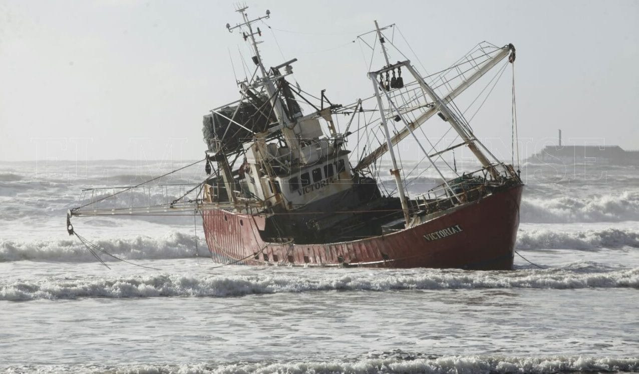 El buque pesquero "Victoria I" quedó varado en Escollera Norte