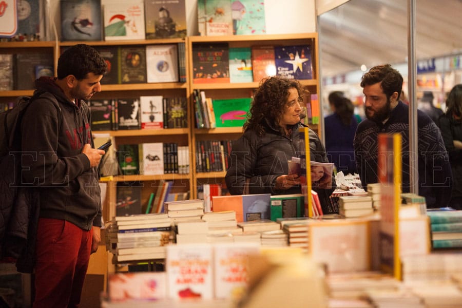 Mucho público, pero bajas ventas en la Feria del Libro