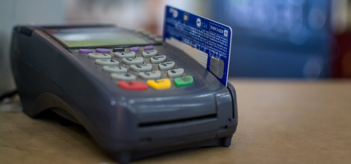 El pago con tarjeta de débito trae expectativas en el comercio local