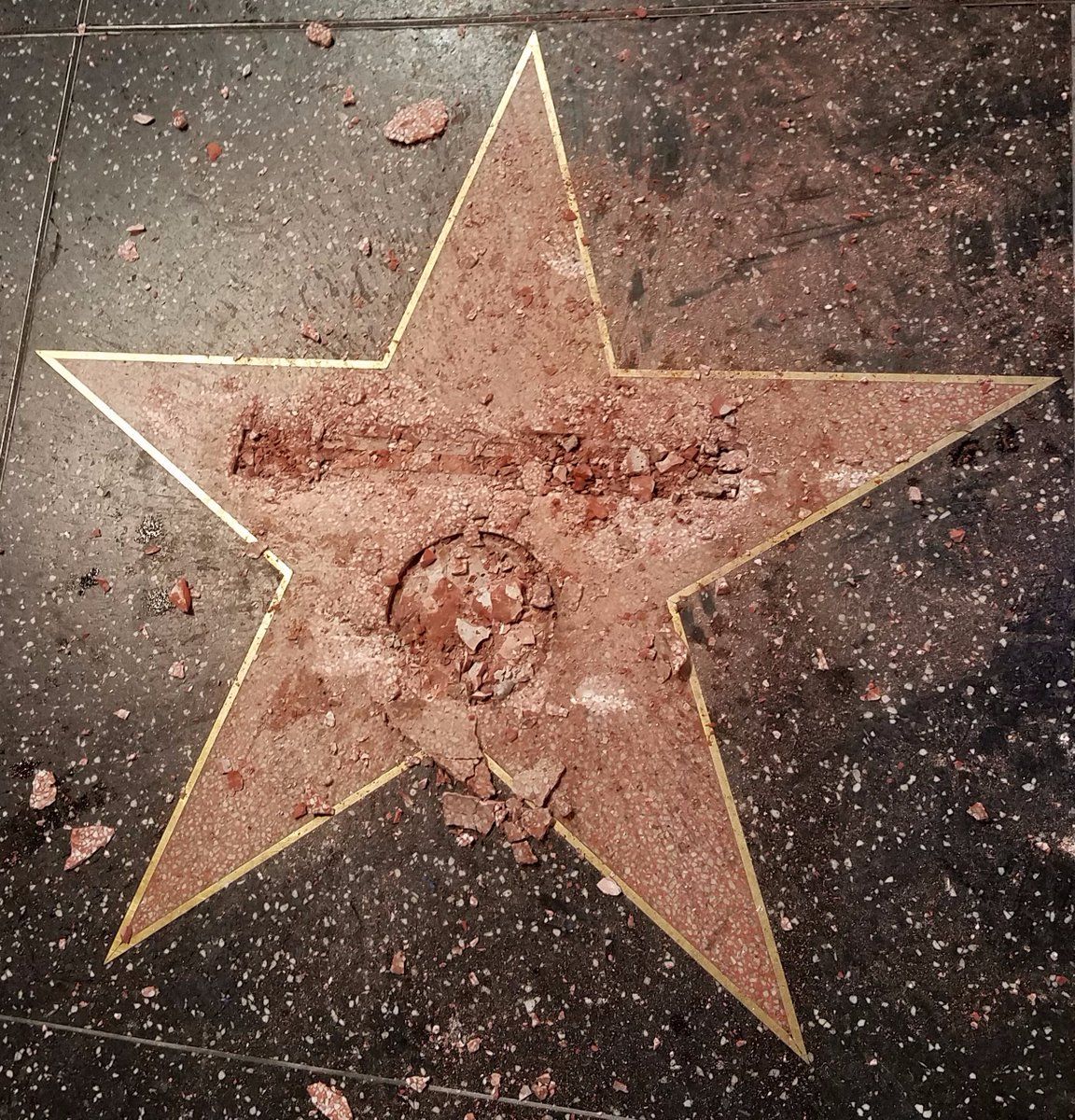 Destruyeron con un hacha la estrella de Trump en Hollywood