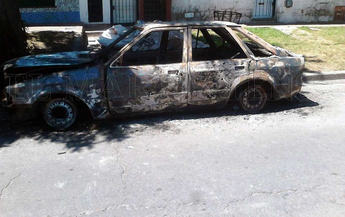 Aparecieron dos coches quemados en el Barrio Coronel Dorrego