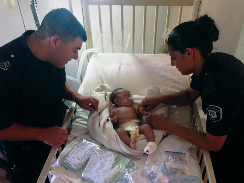 Mujer policía le salvó la vida a un bebé