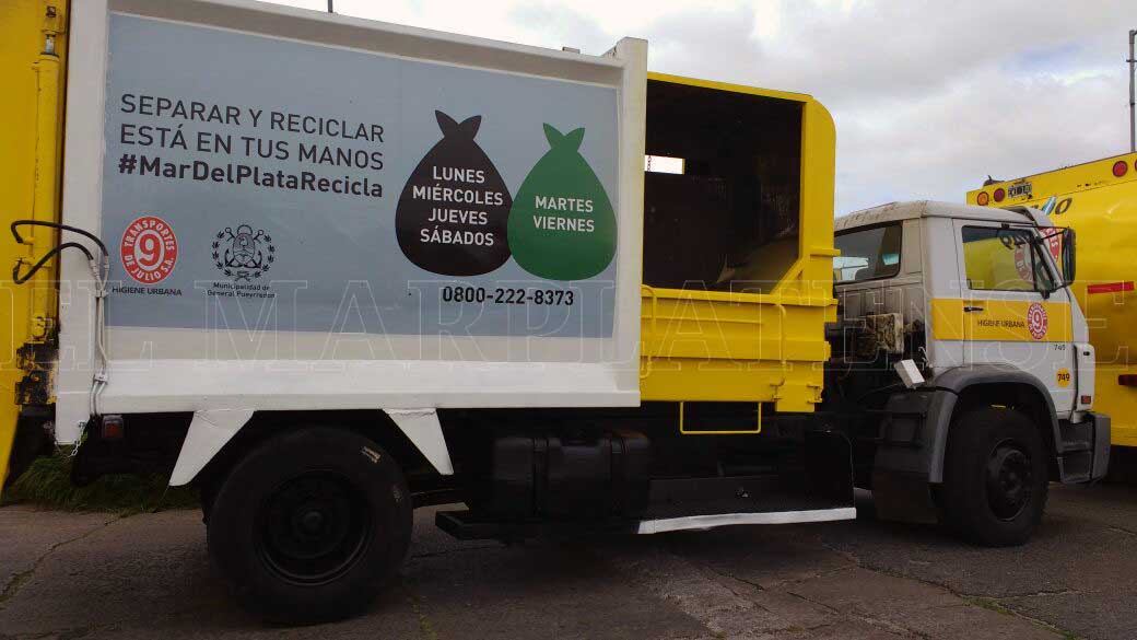 Presentan camiones de basura con inscripciones para concientizar sobre reciclaje