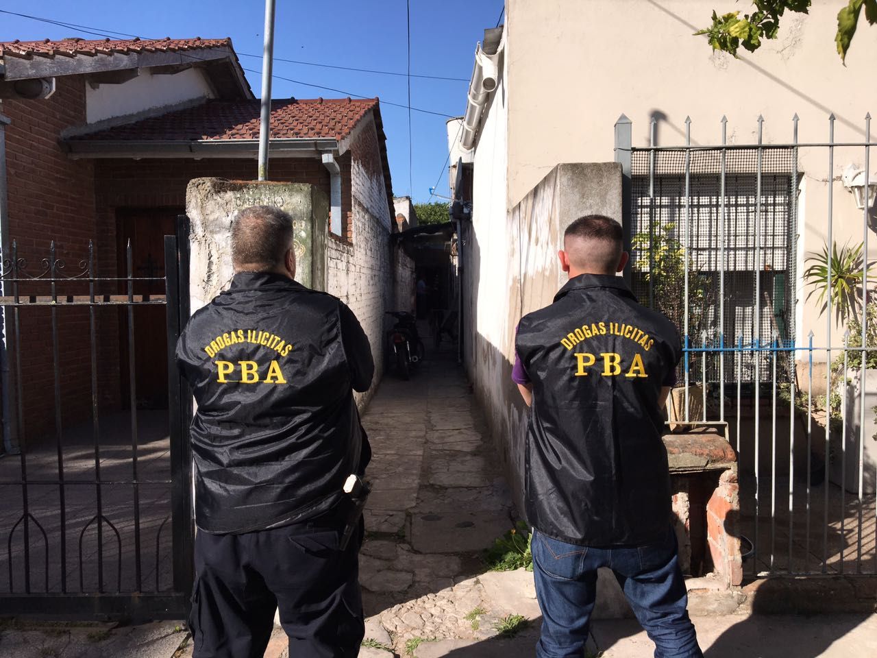 Detienen a travesti por venta de drogas en Villa Primera