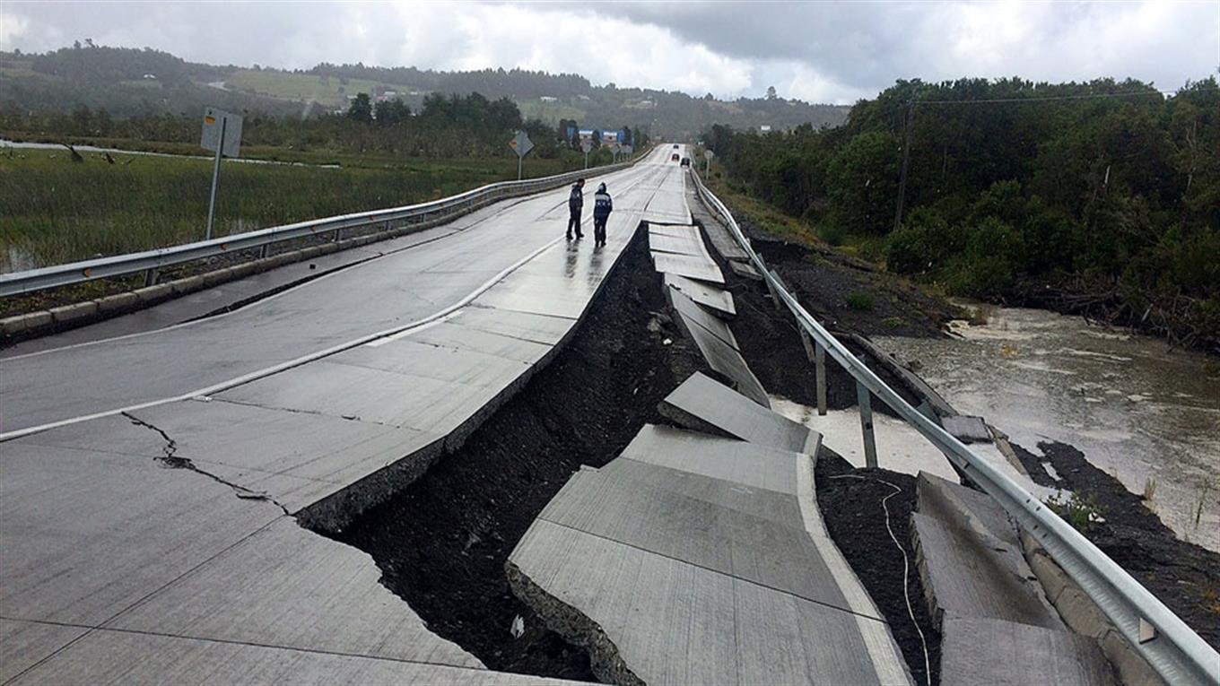Un fuerte sismo sacudió al sur de Chile: hay alerta de tsunami