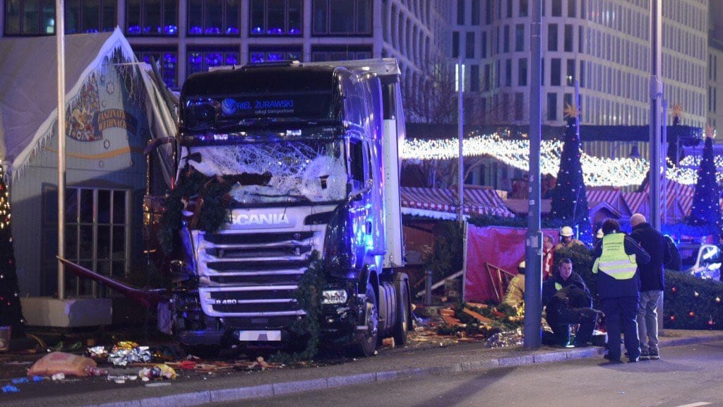 Un camión irrumpió en un mercado navideño en Berlín: nueve muertos
