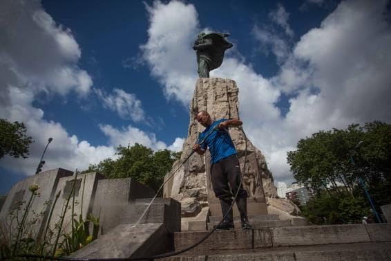 El Emsur limpió el monumento a San Martín, pintado por hinchas de Boca