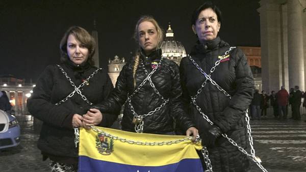 Se encadenan en el Vaticano por la libertad de los presos políticos