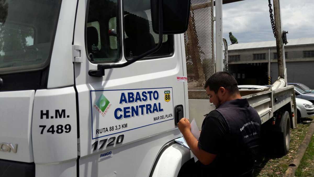 Secuestran un camión que arrojaba basura en Valle Hermoso