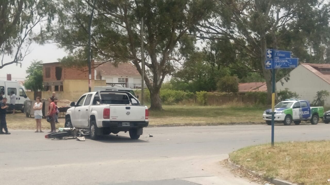 Un motociclista herido tras impactar con una camioneta