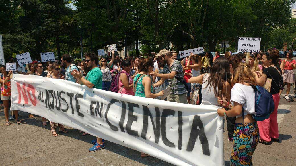 Científicos protestan frente al Municipio a la espera de novedades
