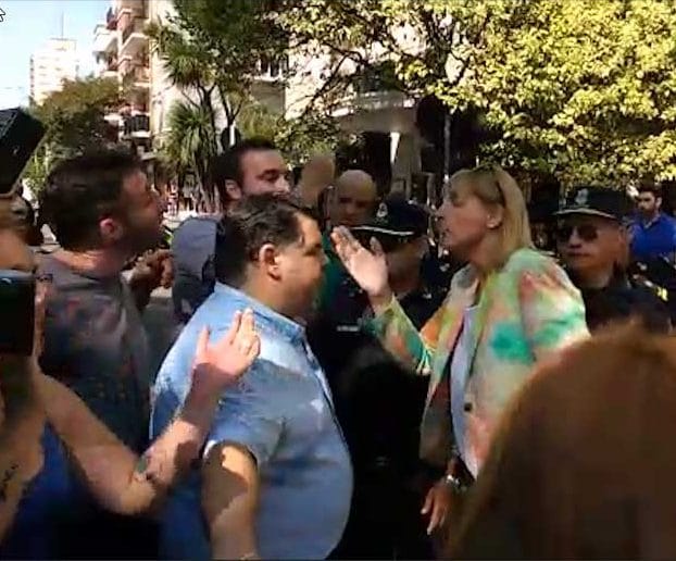 Tensión en el Municipio: incidentes entre manifestantes y funcionarios