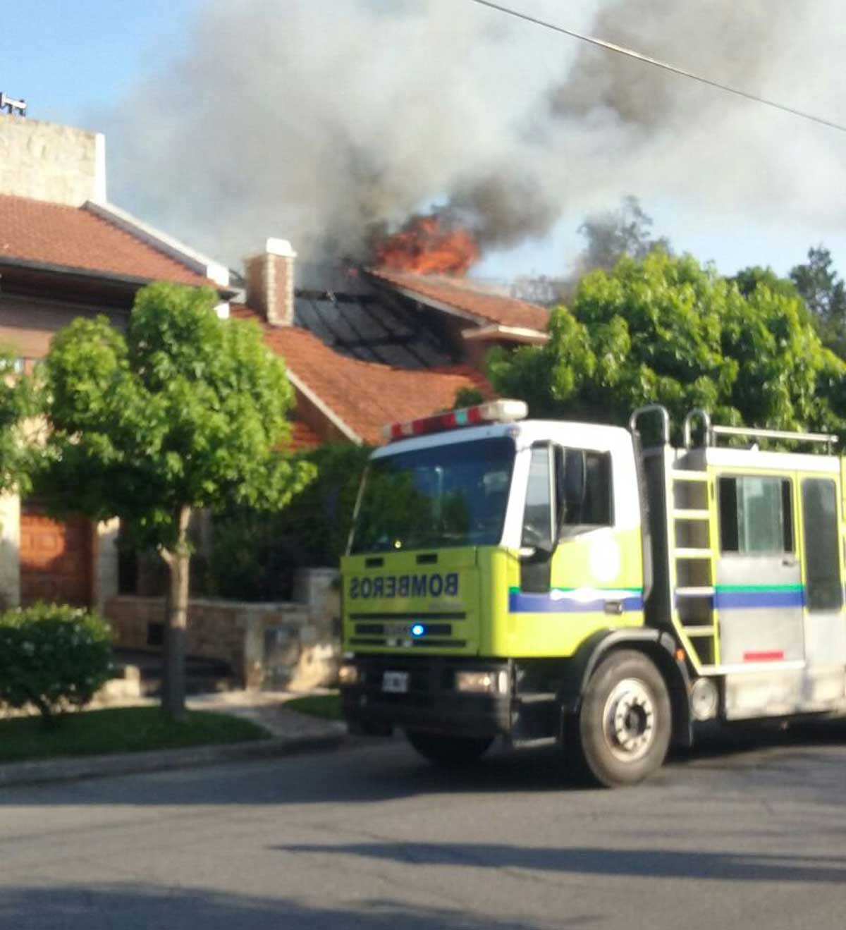 Se incendió un chalet en Mendoza y Peña: un bombero herido