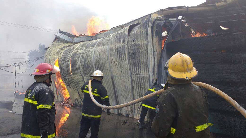 Destrucción total en gran parte de la fábrica incendiada