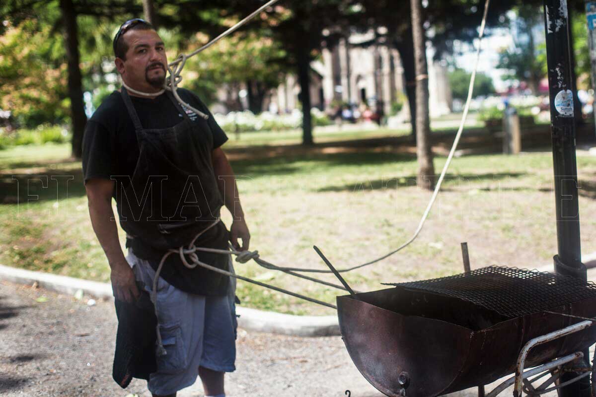 Choripanero amenazó con ahorcarse frente al Municipio