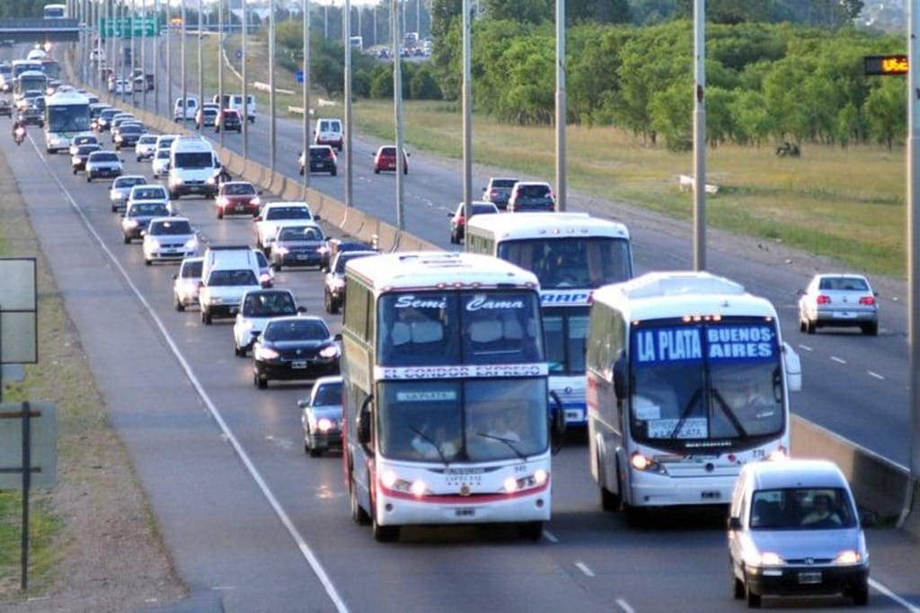 Más de 2100 vehículos por hora transitan por la Ruta 2 hacia la Costa