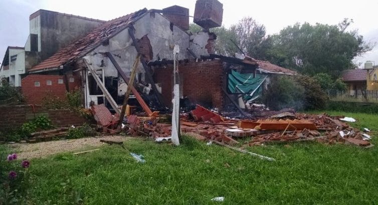 Un hombre de 66 años está internado luego de que explotara su casa
