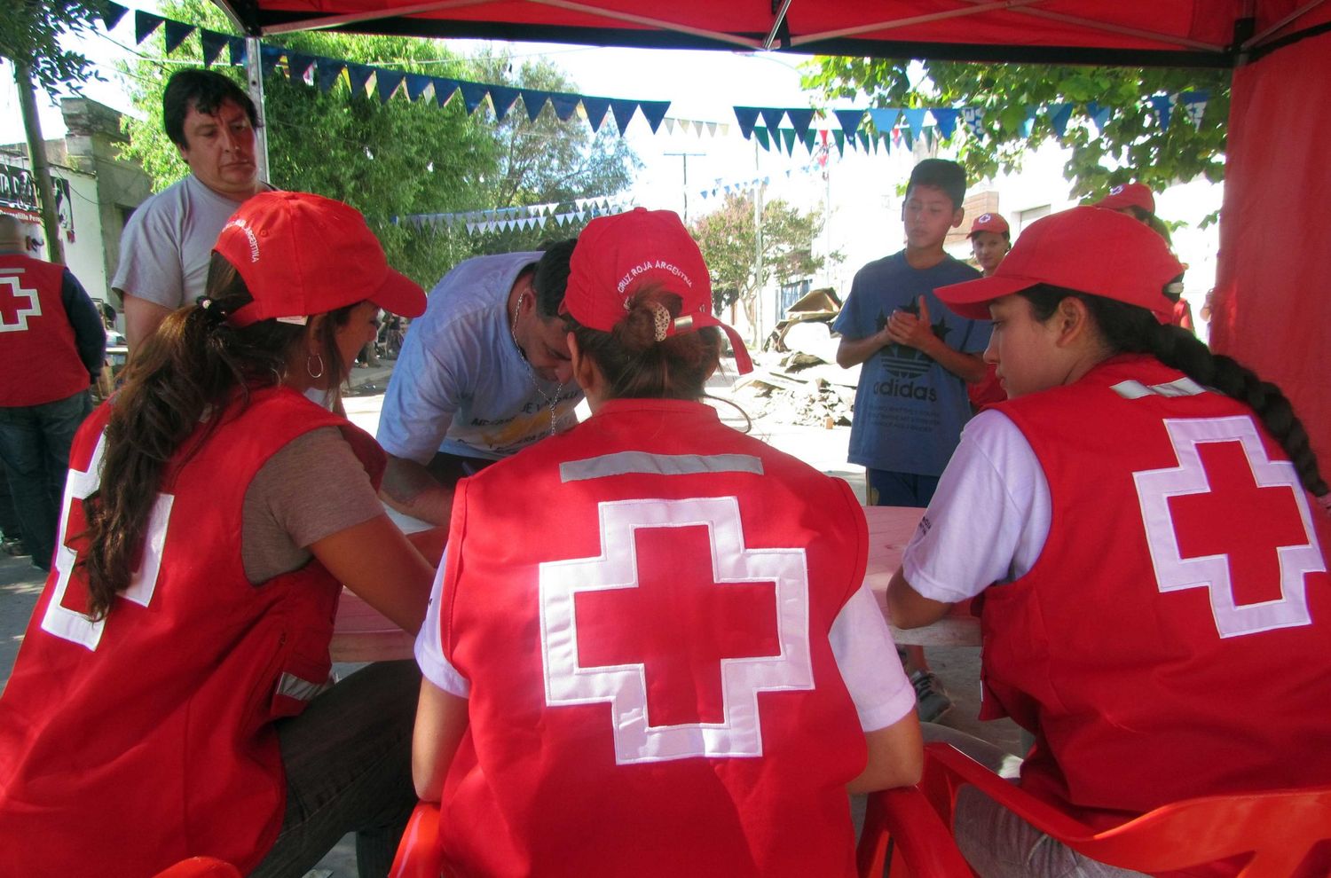 Conventillo incendiado: la Cruz Roja entregó kit de limpieza a damnificados