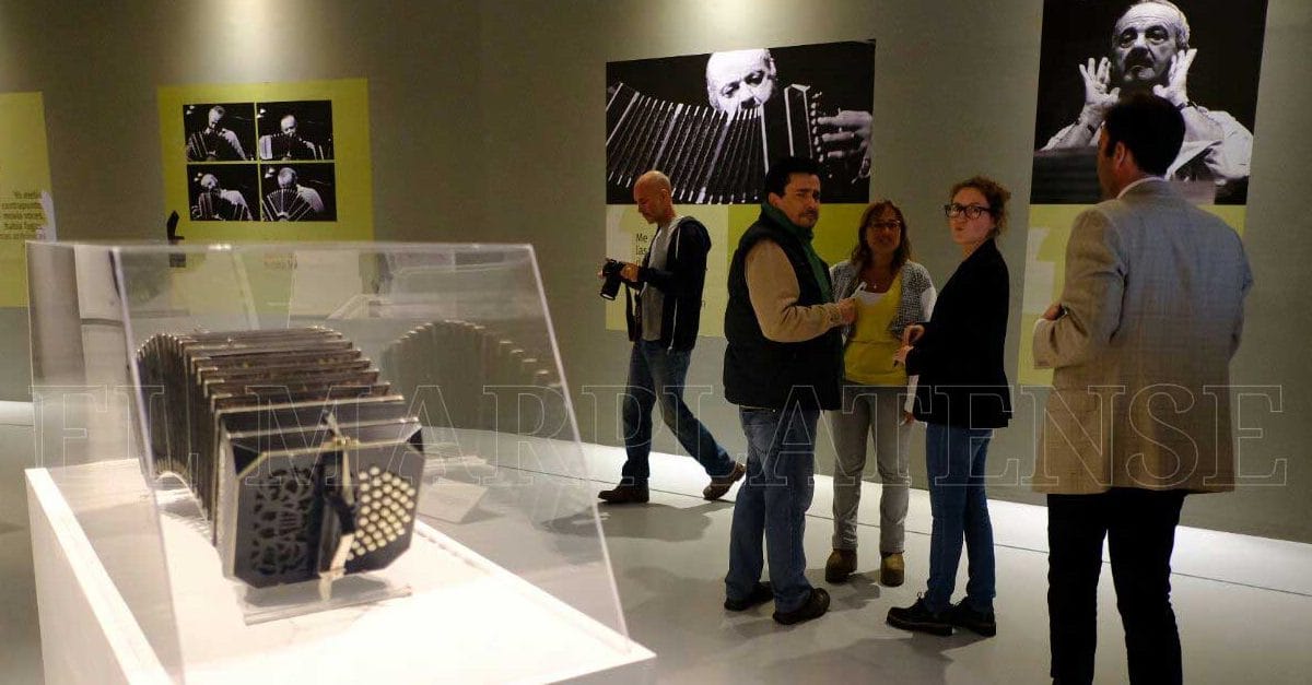 Se inauguró la muestra en homenaje a Piazzolla en el Museo Mar