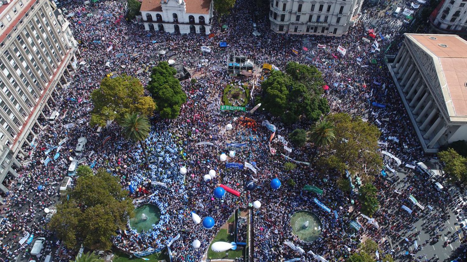 Masiva participación en la Marcha Federal Educativa en Plaza de Mayo