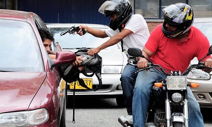 Impulsan proyecto para prohibir que dos hombres puedan circular en una moto