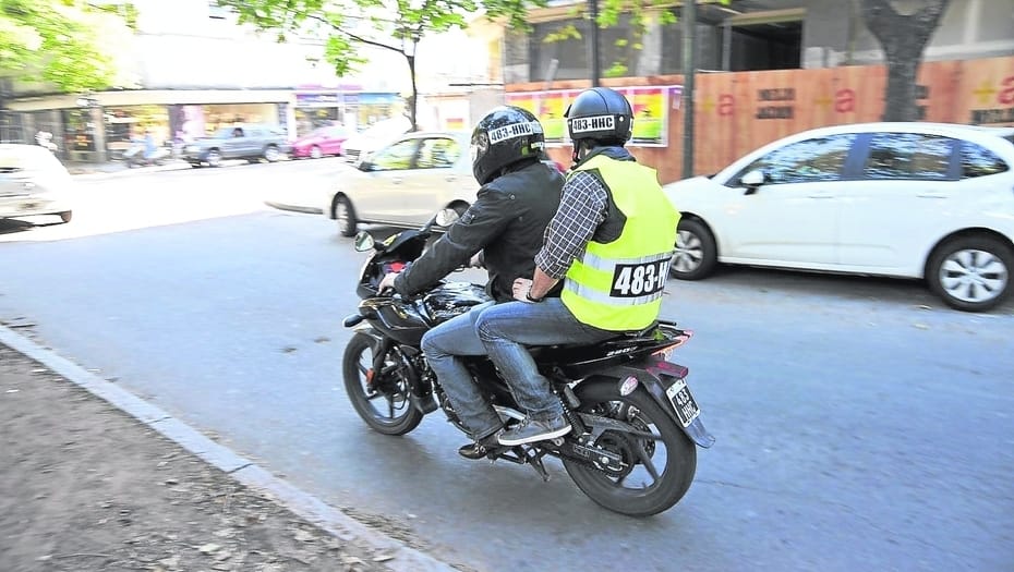 “Es inaplicable prohibir que dos personas anden en una moto por el centro”