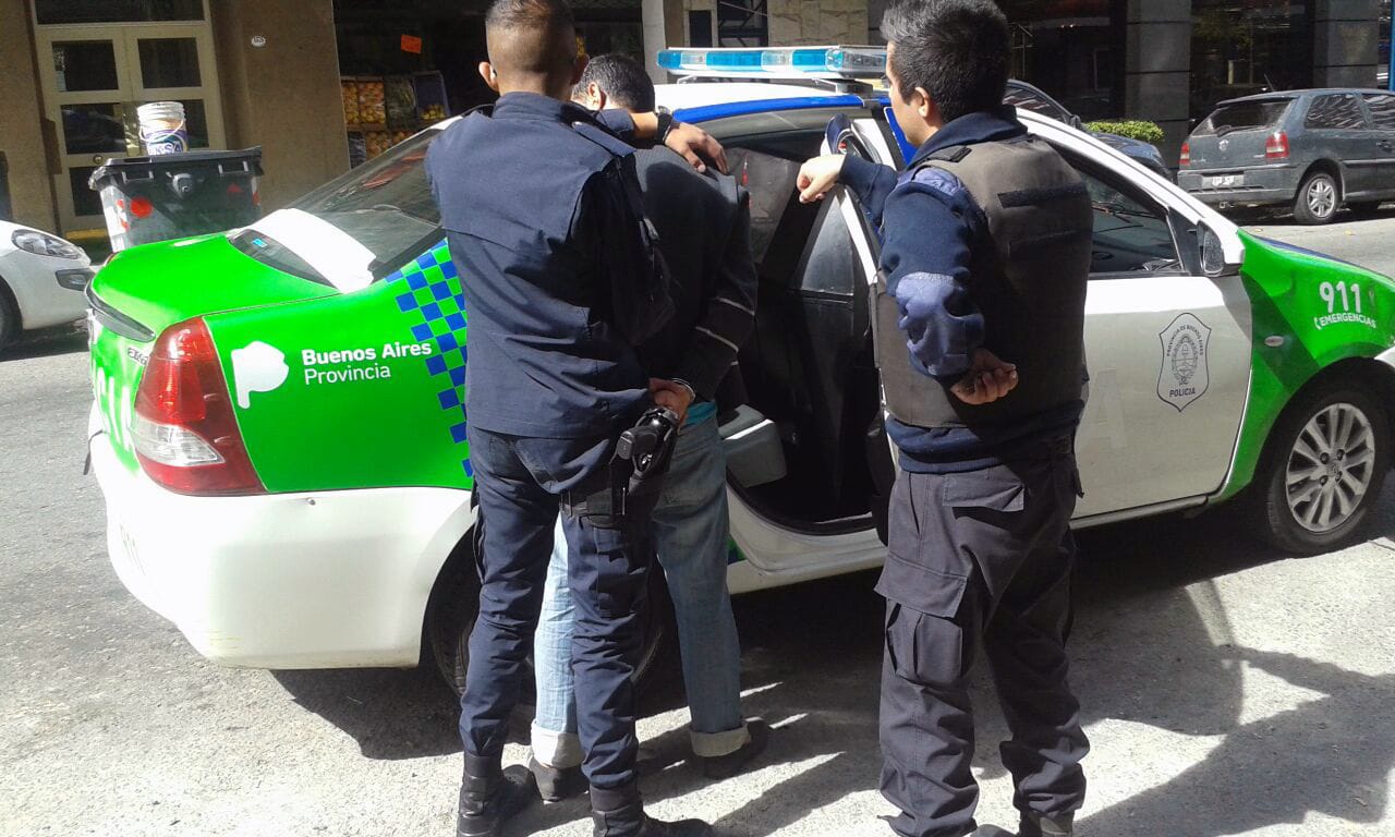 Detuvieron a dos “motochorros” que le robaron el celular a un anciano