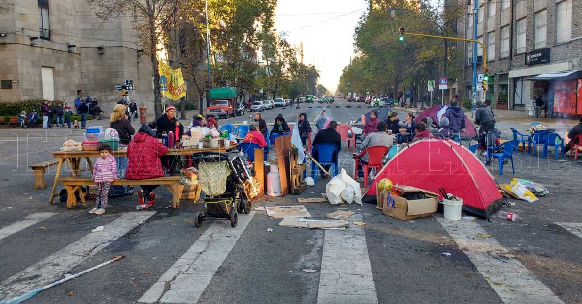 Cooperativistas acampan frente al Municipio a la espera de respuestas