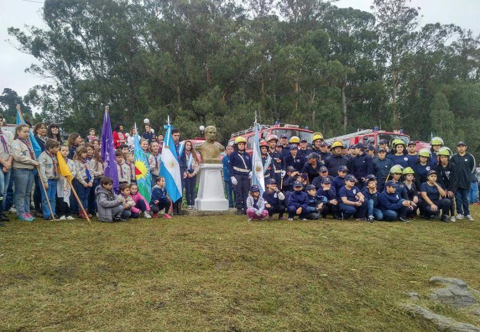Bomberos de Sierra de los Padres restituyeron el busto del General Belgrano