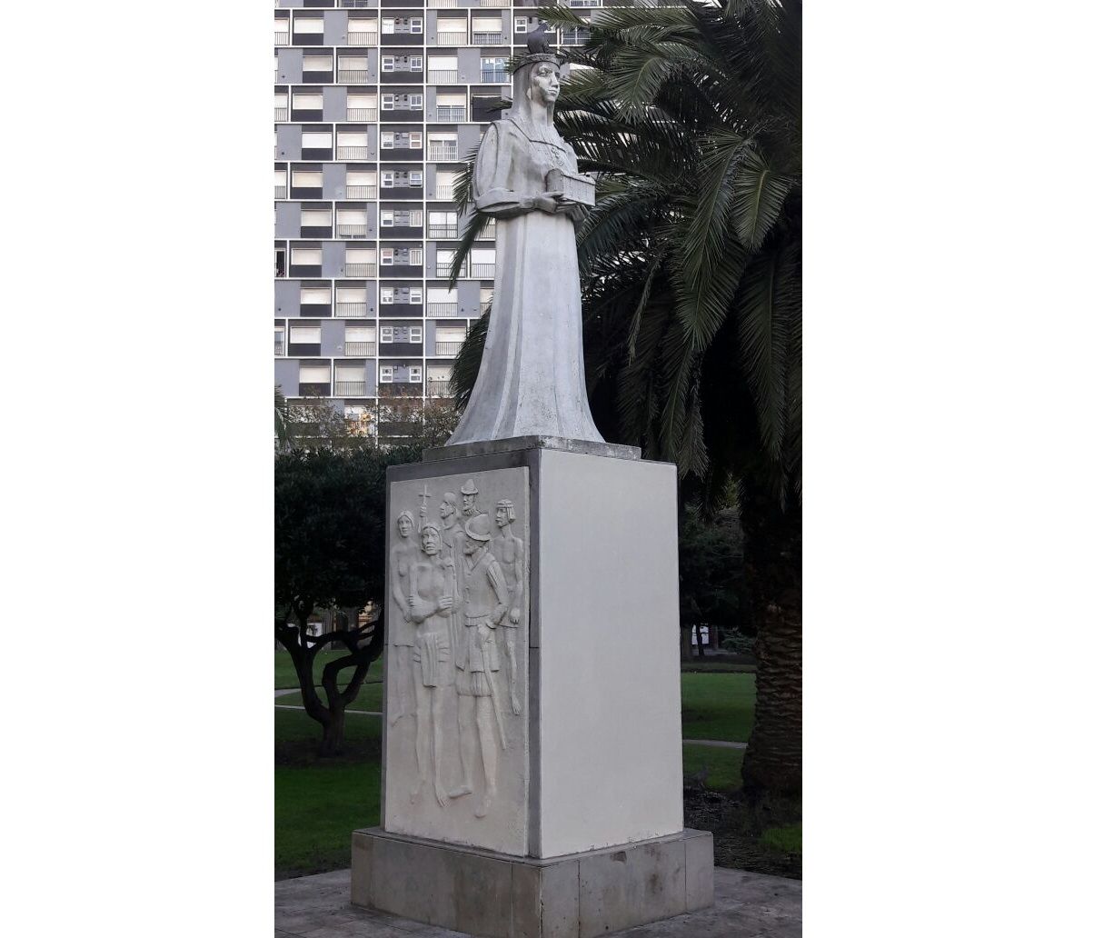 Tras el ataque, repararon el monumento de Plaza Colón