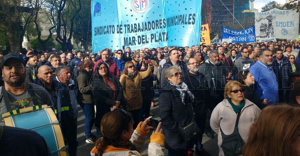 Los municipales protestaron frente al Municipio: "La paritaria no existe"