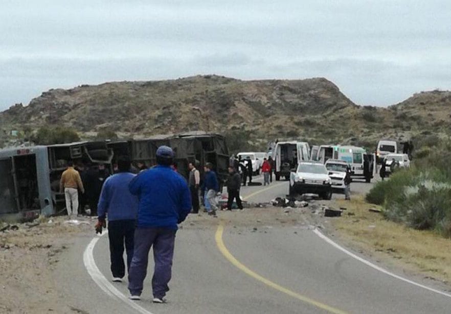 Al menos doce muertos tras el vuelco de un micro en Mendoza