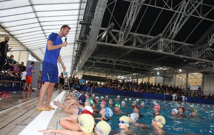 José Meolans dio una clínica de natación para 100 chicos marplatenses