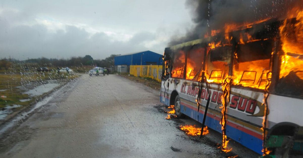 Se incendió un colectivo en Pehuajó y 12 de octubre