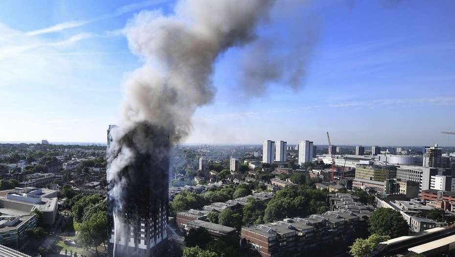 Ascienden a 17 los muertos por el voraz incendio en el edificio de Londres