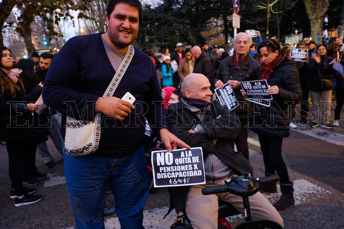 Marplatenses protestaron por quita de pensiones a personas con discapacidad