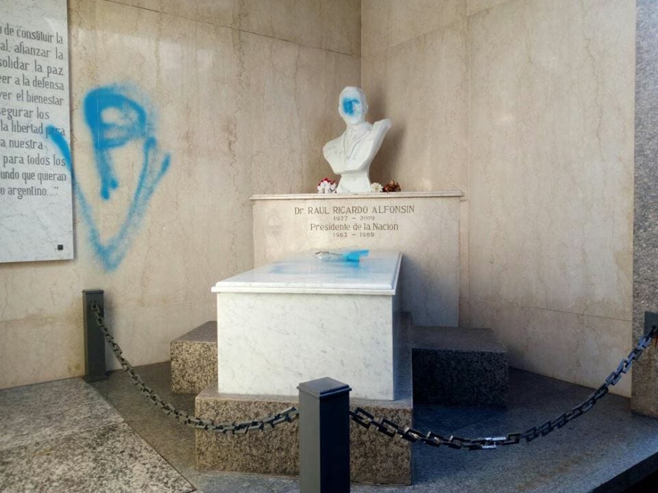 Pintaron consignas peronistas en el mausoleo de Alfonsín en la Recoleta
