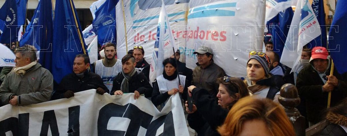 Manifestantes piden trabajo en las puertas de la Secretaría de Producción