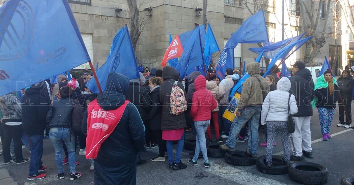 Fileteros protestan en el Municipio por la falta de regularización laboral