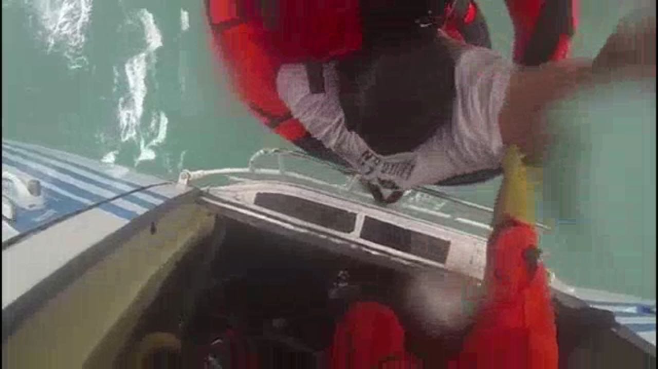Difundieron imágenes del rescate de un tripulante marplatense en Chubut