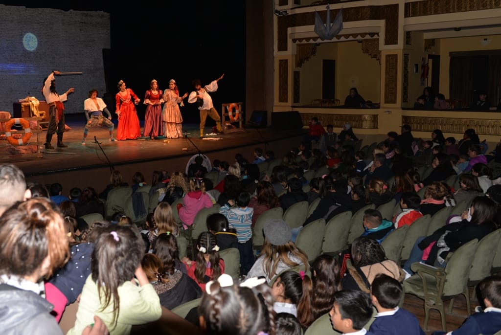 Más de 1.400 chicos vieron espectáculos gratuitos en el Teatro Colón