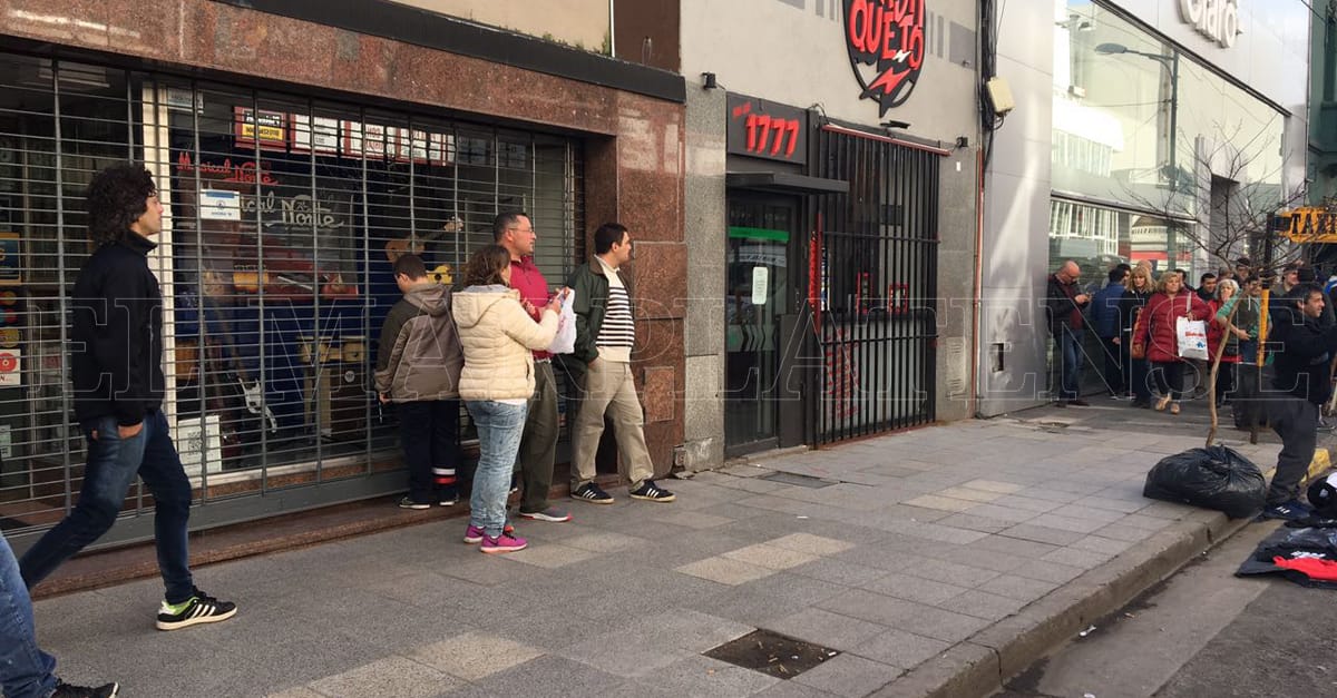 Acto de Cristina: comercios cierran por "seguridad" y hay venta ambulante