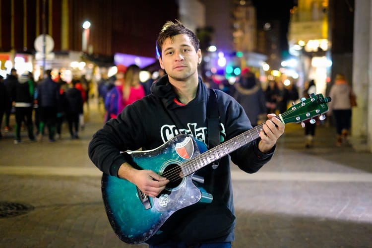 Gabriel Bonomo, el cantante callejero que le pone rock a la Peatonal