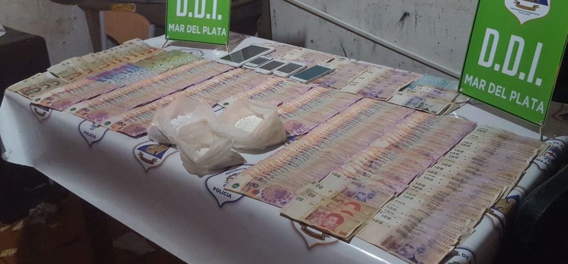 Detuvieron a menor en su casa con cocaína, 60 mil pesos y 4 celulares