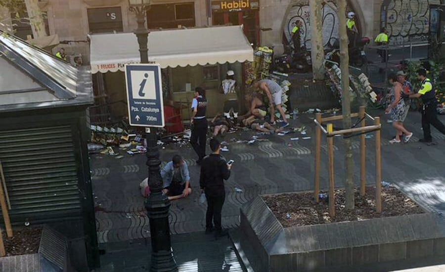 Una camioneta atropelló a varias personas en Barcelona: al menos 13 muertos