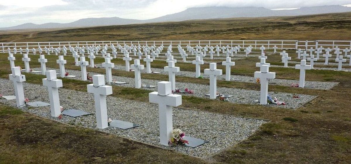 Malvinas: terminó la exhumación de los 123 soldados en Darwin